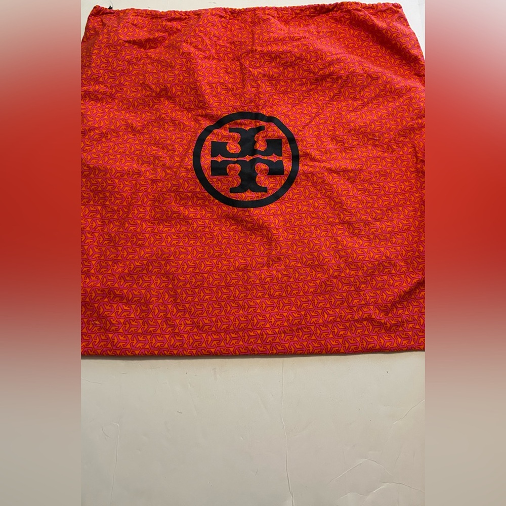 Tory Burch Black shoulder. purse
Will give credit card wallet and Dust Bag free - Picture 8 of 11